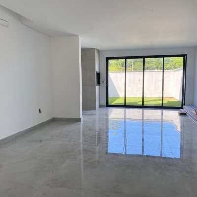 Casa Residencial com 127m², 3 quartos (sendo 2 suítes), 2 garagens, no bairro Campeche em Florianópolis