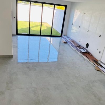 Casa Residencial com 127m², 3 quartos (sendo 2 suítes), 2 garagens, no bairro Campeche em Florianópolis