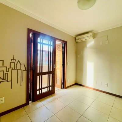 Casa Residencial com 254m², 4 quartos, 1 suíte, 3 garagens, no bairro Ingleses em Florianópolis