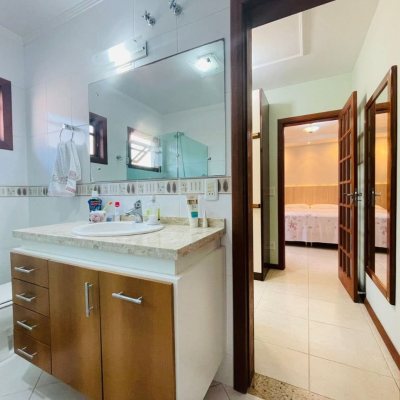 Casa Residencial com 254m², 4 quartos, 1 suíte, 3 garagens, no bairro Ingleses em Florianópolis