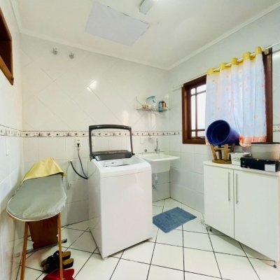 Casa Residencial com 254m², 4 quartos, 1 suíte, 3 garagens, no bairro Ingleses em Florianópolis