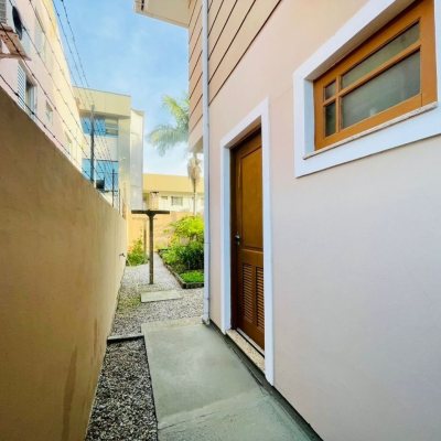 Casa Residencial com 254m², 4 quartos, 1 suíte, 3 garagens, no bairro Ingleses em Florianópolis