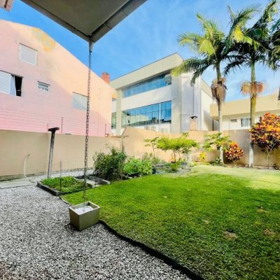 Casa Residencial com 254m², 4 quartos, 1 suíte, 3 garagens, no bairro Ingleses em Florianópolis
