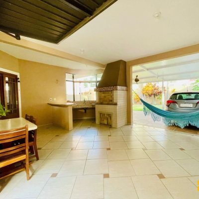 Casa Residencial com 254m², 4 quartos, 1 suíte, 3 garagens, no bairro Ingleses em Florianópolis