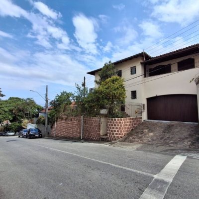 Casa Residencial/Comercial com 200m², 2 garagens, no bairro Itaguaçu em Florianópolis