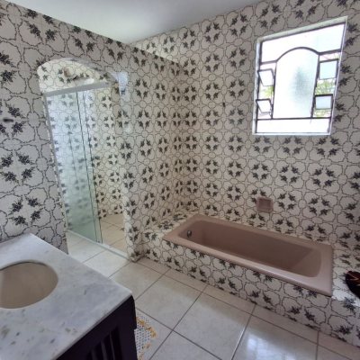 Casa Residencial/Comercial com 200m², 2 garagens, no bairro Itaguaçu em Florianópolis