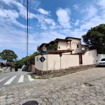 Casa Residencial/Comercial com 200m², 2 garagens, no bairro Itaguaçu em Florianópolis