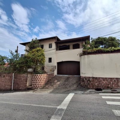 Casa Residencial/Comercial com 200m², 2 garagens, no bairro Itaguaçu em Florianópolis