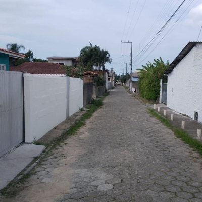 Casa Residencial com 43m², 1 quarto, 3 garagens, no bairro Tapera da Base em Florianópolis
