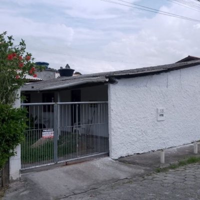 Casa Residencial com 43m², 1 quarto, 3 garagens, no bairro Tapera da Base em Florianópolis