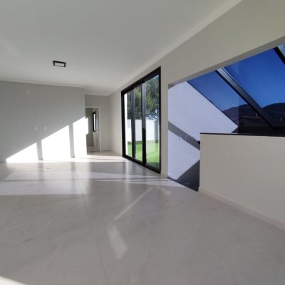 Casa Residencial com 507m², 5 quartos, 3 suítes, 4 garagens, no bairro Ingleses do Rio Vermelho em Florianópolis
