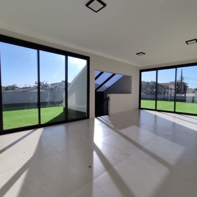 Casa Residencial com 507m², 5 quartos, 3 suítes, 4 garagens, no bairro Ingleses do Rio Vermelho em Florianópolis