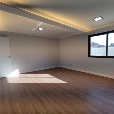 Casa Residencial com 507m², 5 quartos, 3 suítes, 4 garagens, no bairro Ingleses do Rio Vermelho em Florianópolis