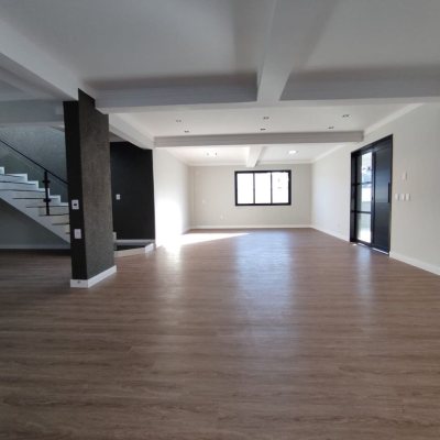 Casa Residencial com 507m², 5 quartos, 3 suítes, 4 garagens, no bairro Ingleses do Rio Vermelho em Florianópolis