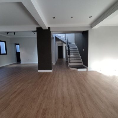 Casa Residencial com 507m², 5 quartos, 3 suítes, 4 garagens, no bairro Ingleses do Rio Vermelho em Florianópolis