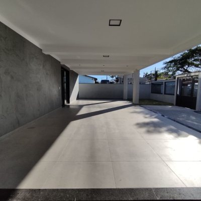 Casa Residencial com 507m², 5 quartos, 3 suítes, 4 garagens, no bairro Ingleses do Rio Vermelho em Florianópolis