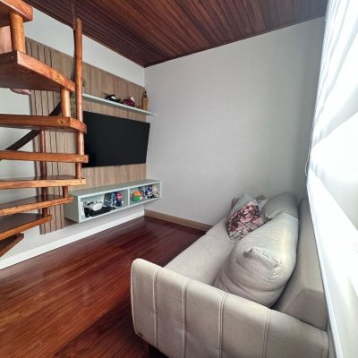 Casa Residencial com 231m², 4 quartos, 2 suítes, 1 garagem, no bairro Ponte do Imaruim em Palhoça