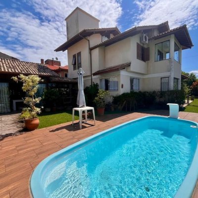 Casa Residencial com 222m², 5 quartos, 2 suítes, 4 garagens, no bairro Campeche em Florianópolis
