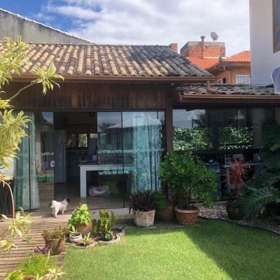 Casa Residencial com 222m², 5 quartos, 2 suítes, 4 garagens, no bairro Campeche em Florianópolis