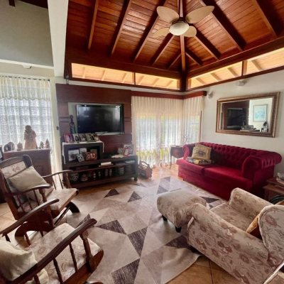 Casa Residencial com 222m², 5 quartos, 2 suítes, 4 garagens, no bairro Campeche em Florianópolis