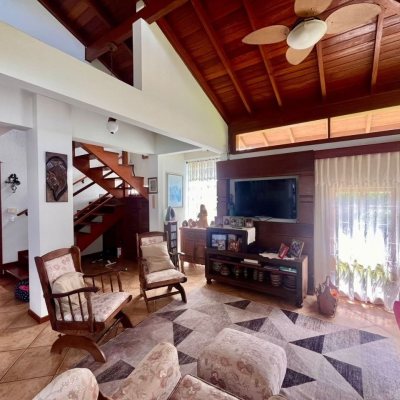 Casa Residencial com 222m², 5 quartos, 2 suítes, 4 garagens, no bairro Campeche em Florianópolis