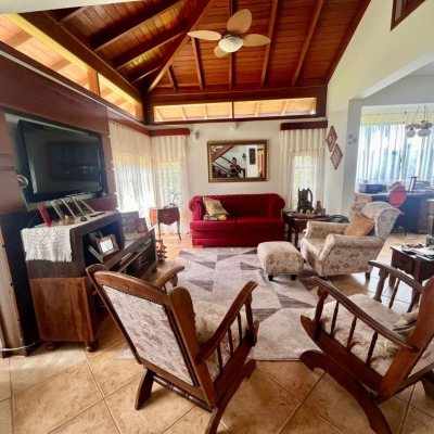 Casa Residencial com 222m², 5 quartos, 2 suítes, 4 garagens, no bairro Campeche em Florianópolis