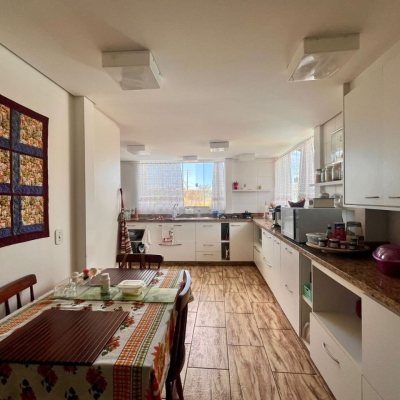 Casa Residencial com 222m², 5 quartos, 2 suítes, 4 garagens, no bairro Campeche em Florianópolis