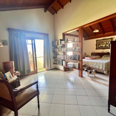 Casa Residencial com 222m², 5 quartos, 2 suítes, 4 garagens, no bairro Campeche em Florianópolis