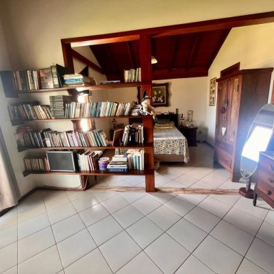 Casa Residencial com 222m², 5 quartos, 2 suítes, 4 garagens, no bairro Campeche em Florianópolis