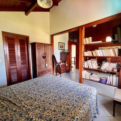 Casa Residencial com 222m², 5 quartos, 2 suítes, 4 garagens, no bairro Campeche em Florianópolis