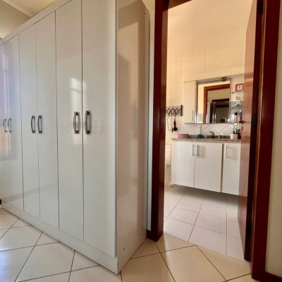 Casa Residencial com 222m², 5 quartos, 2 suítes, 4 garagens, no bairro Campeche em Florianópolis