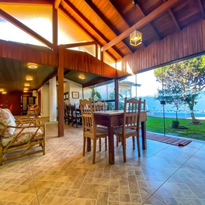 Casa Residencial com 222m², 5 quartos, 2 suítes, 4 garagens, no bairro Campeche em Florianópolis