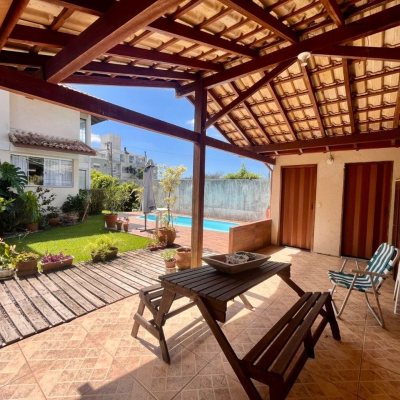 Casa Residencial com 222m², 5 quartos, 2 suítes, 4 garagens, no bairro Campeche em Florianópolis