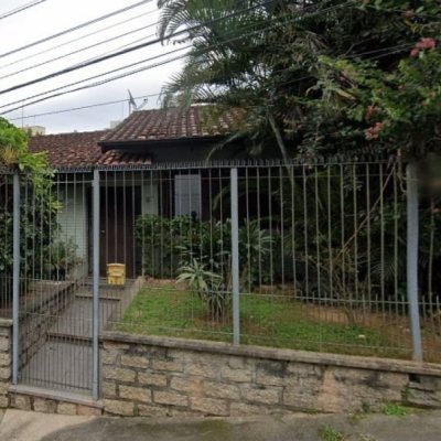 Casa Residencial com 250m², 5 quartos (sendo 1 suíte), 4 garagens, no bairro Carvoeira em Florianópolis