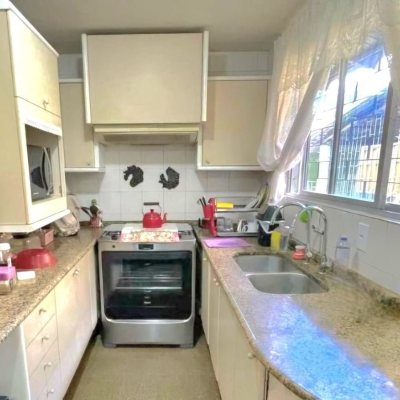 Casa Residencial com 250m², 5 quartos (sendo 1 suíte), 4 garagens, no bairro Carvoeira em Florianópolis