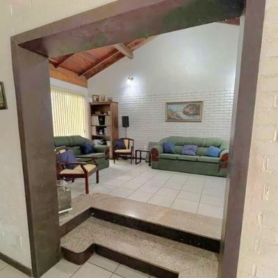 Casa Residencial com 250m², 5 quartos (sendo 1 suíte), 4 garagens, no bairro Carvoeira em Florianópolis