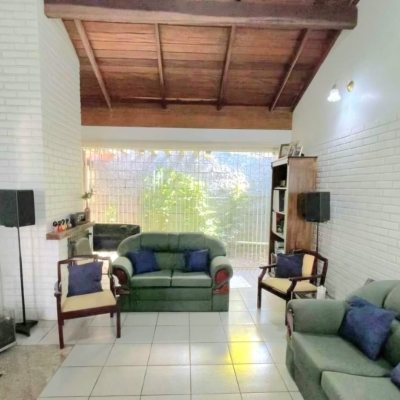 Casa Residencial com 250m², 5 quartos (sendo 1 suíte), 4 garagens, no bairro Carvoeira em Florianópolis