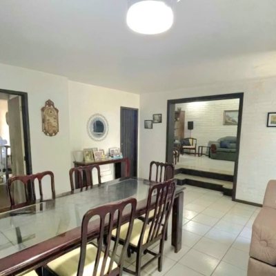 Casa Residencial com 250m², 5 quartos (sendo 1 suíte), 4 garagens, no bairro Carvoeira em Florianópolis