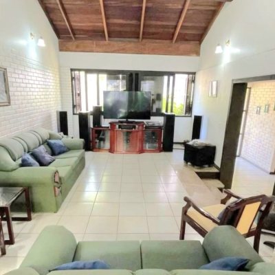 Casa Residencial com 250m², 5 quartos (sendo 1 suíte), 4 garagens, no bairro Carvoeira em Florianópolis