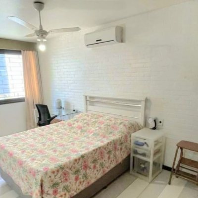 Casa Residencial com 250m², 5 quartos (sendo 1 suíte), 4 garagens, no bairro Carvoeira em Florianópolis