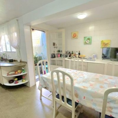 Casa Residencial com 250m², 5 quartos (sendo 1 suíte), 4 garagens, no bairro Carvoeira em Florianópolis