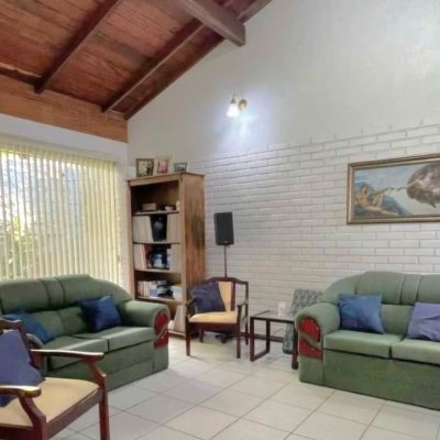 Casa Residencial com 250m², 5 quartos (sendo 1 suíte), 4 garagens, no bairro Carvoeira em Florianópolis