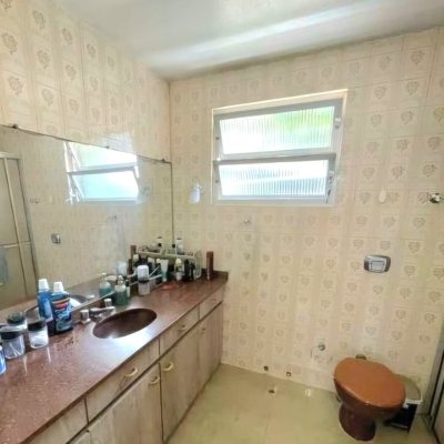 Casa Residencial com 250m², 5 quartos (sendo 1 suíte), 4 garagens, no bairro Carvoeira em Florianópolis