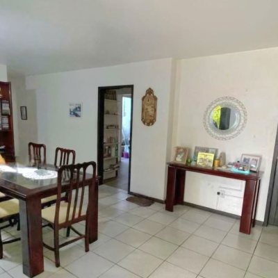 Casa Residencial com 250m², 5 quartos (sendo 1 suíte), 4 garagens, no bairro Carvoeira em Florianópolis