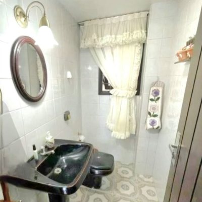 Casa Residencial com 250m², 5 quartos (sendo 1 suíte), 4 garagens, no bairro Carvoeira em Florianópolis