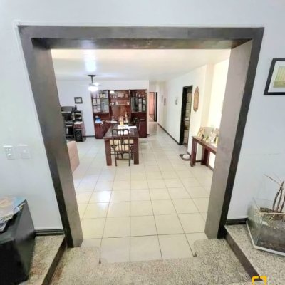Casa Residencial com 250m², 5 quartos (sendo 1 suíte), 4 garagens, no bairro Carvoeira em Florianópolis