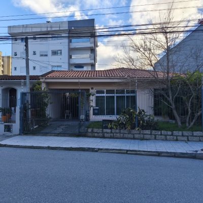 Casa Residencial com 145m², 3 quartos, 1 suíte, 2 garagens, no bairro Trindade em Florianópolis