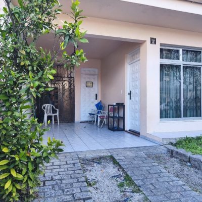 Casa Residencial com 145m², 3 quartos, 1 suíte, 2 garagens, no bairro Trindade em Florianópolis