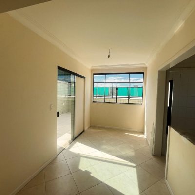 Cobertura com 170m², 3 quartos (sendo 1 suíte), 2 garagens, no bairro Carvoeira em Florianópolis