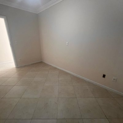 Cobertura com 170m², 3 quartos (sendo 1 suíte), 2 garagens, no bairro Carvoeira em Florianópolis